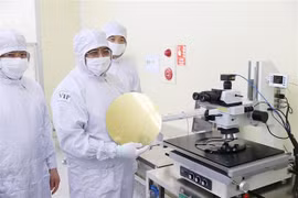 Премьер-министр Фам Минь Тьинь 23 декабря посетил компанию Hana Micron Vina Ltd. - первого производителя полупроводниковых чипов в северном регионе, (Фото: ВИA)