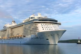 Роскошная яхта Spectrum of the Seas пришвартовалась в порту Каймеп - Тхивай 22 августа. (Фото: plo.vn) 
