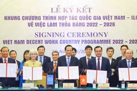 28 марта представители МОТ и вьетнамских партнеров демонстрируют подписанную страновую программу достойного труда во Вьетнаме на 2022-2026 гг. (Фото qdnd.vn)