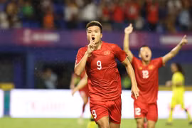 Ван Тунг (9) празднует гол, увеличив счет до 2-0 для Вьетнама. (Фото: Хоанг Линь/ВИА)