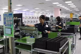 Рабочие на предприятии Samsung Electronics Vietnam в Бакньинь (Фото: ВИA)
