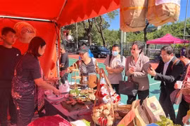 Посетители пробуют вкуснейшие блюда вьетнамской кухни на Международном гастрономическом фестивале в Гонконге (Китай). (Фото: Мак Луен/ВИА)