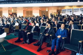 Заместитель премьер-министра Чан Хонг Ха (на первом ряду, первый справа) принял участие в открытии Саммита по Новому глобальному финансовому пакту. (Фото: ВИА)