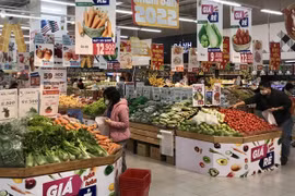 Покупатели делают покупки в супермаркете в Ханое. (Фото: ВИА)