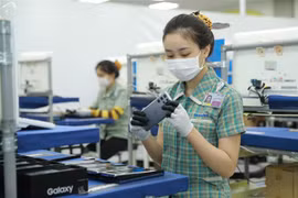 Сборка смартфонов во вьетнамской компании Samsung Electronic Тхайнгуен — промышленный парк Йенбинь, провинция Тхайнгуен. (Фото: ВИА)