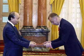 Посол Украины Александр Гаман (справа) вручает верительные грамоты Президенту Нгуен Суан Фуку. (Фото: ВИА)