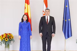 Президент Хорватии Зоран Миланович приветствует вице-президента Во Тхи Ань Суан. (Фото: Лам Хань/ВИА)