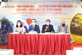 Вице-председатель Vietjet Нгуен Тхань Шон (второй справа) рассказывает участникам конференции о сотрудничестве Vietjet с Международным фестивалем воздушных шаров и Годом туризма Tуенкуанг 2022 г.