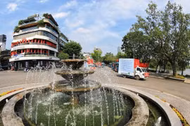 Фонтан на площади Донг Кинь Нгиа Тхук в центре Ханоя. (Фото: ВИА)