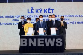 Корпорация Vietnam Airlines (Vietnam Airlines), Sun Group и Народный комитет провинции Куангнинь официально подписали соглашение о сотрудничестве для открытия направления Куангнинь. (Фото: ВИА)