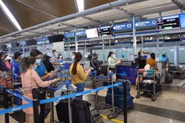 Пассажиры проходят регистрацию на стойке Vietnam Airlines. (Фото: ВИА) 