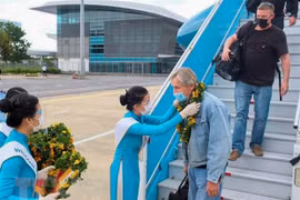 Встречает иностранных туристов в аэропорте Дананг. (Фото: ВИА)