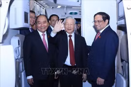 Президент Нгуен Суан Фук, Премьер-министр Фам Минь Тьинь приветствуют Генерального секретаря партии Нгуен Фу Чонга. (Фото: ВИА)