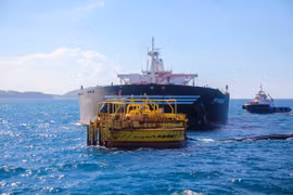 Импорт сырой нефти для нефтеперерабатывающего завода Зункуат. (Фото: ВИА) 