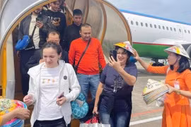 Узбекских туристов встречают в аэропорту. (Фото: zingnews) 