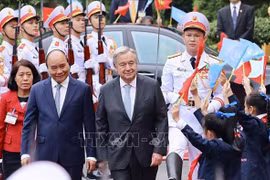 Президент Нгуен Суан Фук и Генеральный секретарь ООН Антониу Гутерришем на церемонии встречи. (Фото: Лам Кхань/ВИА)