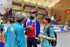 Волонтер SEA Games 31 в спортзале Тханьчи в Ханое. (Фото: ВИА)