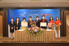 Представитель Thai Vietjet и руководители ТАТ совместно подписали соглашение о стратегическом сотрудничестве в целях содействия восстановлению туризма (фото: Vietjet)