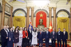 Президент Нгуен Суан Фук с премьер-министром Новой Зеландии Джасиндой Ардерн и делегатами. (Фото: ВИА)