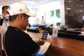 Сканирование QR-кода для оплаты билетов в бухту Халонг (Источник: baoquangninh.com.vn) 