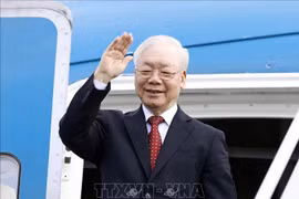 Генеральный секретарь ЦК КПВ Нгуен Фу Чонг покидает международный аэропорт Нойбай в Ханое, чтобы начать свой официальный визит в Китай (Фото: ВИА)