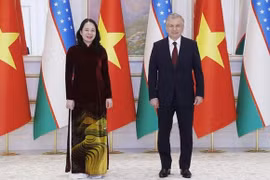 Вице-президент Во Тхи Ань Суан и президент Узбекистана Шавкат Мирзиёев в Астане 13 октября. (Фото: ВИА)