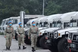 Военнослужащие Военно-инженерного отряда № 1 осматривают автомобили перед отъездом в ЮНИСФА. (Фото: ВИА)