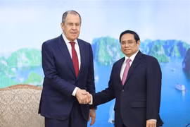 Премьер-министр Фам Минь Тьинь (справа) принимает министра иностранных дел России Сергея Лаврова. (Фото: ВИА) 