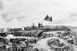 Во второй половине дня 7 мая 1954 года на крыше бункера Де Кастри развевался флаг «На борьбу, на победу». Битва под Дьенбьенфу закончилась победой Вьетнамской армии. (Документальные фото)