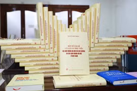 Книга «Некоторые теоретические и практические вопросы о социализме и путь к социализму во Вьетнаме», написанную генеральным секретарем ЦК КПВ Нгуен Фу Чонгом. (Фото: ВИА)