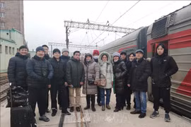 Встреча вьетнамцев, эвакуированных из украинского города Донецка, на Казанском вокзале в Москве, 12 марта 2022 года. (Документальное фото: ВИА)