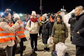 Вьетнамцы в Словакии приветствуют своих соотечественников, бегущих из Украины, на границе. (Фото: ВИА)