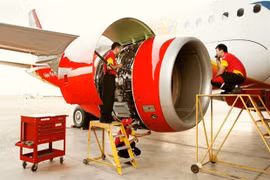 Инженеры Vietjet обслуживают самолет. (Фото: Vietjet) 