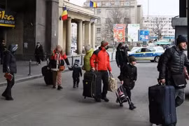 На железнодорожную станцию Gara de Nord в Бухаресте, Румыния, прибыло много людей, эвакуирующихся из Украины. (Фото: ВИА)