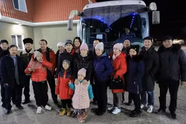 Представители посольства Вьетнама в России и вьетнамской ассоциации в Краснодаре встретили 14 граждан Вьетнама, эвакуированных из зоны боевых действий на Украине в Краснодарский край Российской Федерации. (Фото: ВИА)