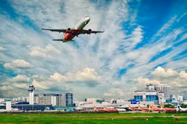 Самолет Vietjet вылетает из международного аэропорта Таншоннят в Хошимине. (Фото: Vietjet)
