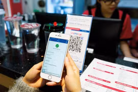 Оплата с помощью QR-кода (Фото: tapchitaichinh.vn) 