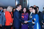 Президента Франции Эммануэля Макрона и его супругу Брижит Макрон встречают в международном аэропорту Нойбай в Ханое 25 мая вечером. (Фото: ВИA)