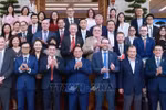 Премьер-министр Фам Минь Тьинь позирует для фото с представителями британского бизнеса. (Фото: ВИA)