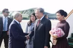 Слева направо: Первый заместитель премьер-министра Азербайджана Ягуб Эйюбов (1) встречает генерального секретаря ЦК КПВ То Лама (2) и его супругу в международном аэропорту имени Гейдара Алиева в Баку. (Фото: ВИA)