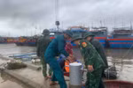 Пограничные офицеры пограничного поста порта Киха помогают жителям закреплять свои лодки. (Фото: ВИA)