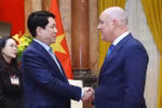  Президент государства Лыонг Кыонг (слева) и премьер-министр Новой Зеландии Кристофер Лаксон (Фото: ВИA) 