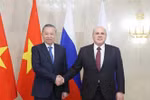 Генеральный секретарь ЦК КПВ То Лам (слева) встречается с премьер-министром России Михаилом Мишустиным в Москве 8 мая. (Фото: ВИA)