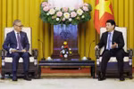 Президент государства Лыонг Кыонг (справа) и министр иностранных дел Лаоса Тхонгсаван Фомвихан. (Фото: ВИA)