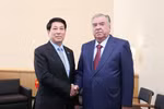 Президент государства Лыонг Кыонг (слева) встречается с Президентом Таджикистана Эмомали Рахмоном. (Фото: ВИА) 