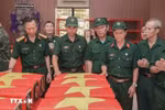 Ветераны отдают дань памяти своим павшим товарищам, останки которых обнаружены и собраны в парке Ле Тхи Риенг в городе Хошимине. (Фото: ВИА) 