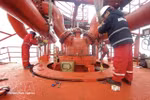 Сотрудники PTSC Thanh Hoa проверяют систему импорта сырой нефти. В первые 2 месяца текущего года во Вьетнаме был зафиксирован значительный рост импорта нефтепродуктов. Фото: ВИА. 