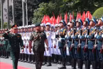 Генерал Нгуен Тан Кыонг, начальник Генерального штаба Народной армии Вьетнама (НАВ) и заместитель министра национальной обороны, и генерал-майор Дато Падука Сери Фаджи Мухаммад Хасаими Бин Бол Хассан, командующий Королевскими вооруженными силами Брунея, обходят строй почетного караула Народной армии Вьетнама 17 сентября. (Фото: ВИA)