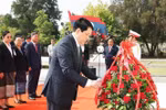 Президент государства Вьетнама Лыонг Кыонг возлагает цветы в память о покойном президенте Лаоса Кайсоне Фомвихане. (Фото: ВИA)