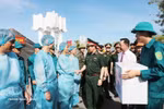 Генерал-лейтенант Нгуен Дык Хунг, член Центральной военной комиссии, секретарь партийного комитета 3-го военного округа и политический комиссар 3-го военного округа, посещает и поддерживает военнослужащих, проводящих эксгумацию останков павших военнослужащих и отбор образцов ДНК на кладбище павших героев Монгкай в районе Монгкай-3 провинции Куангнинь. (Фото: ВИА) 